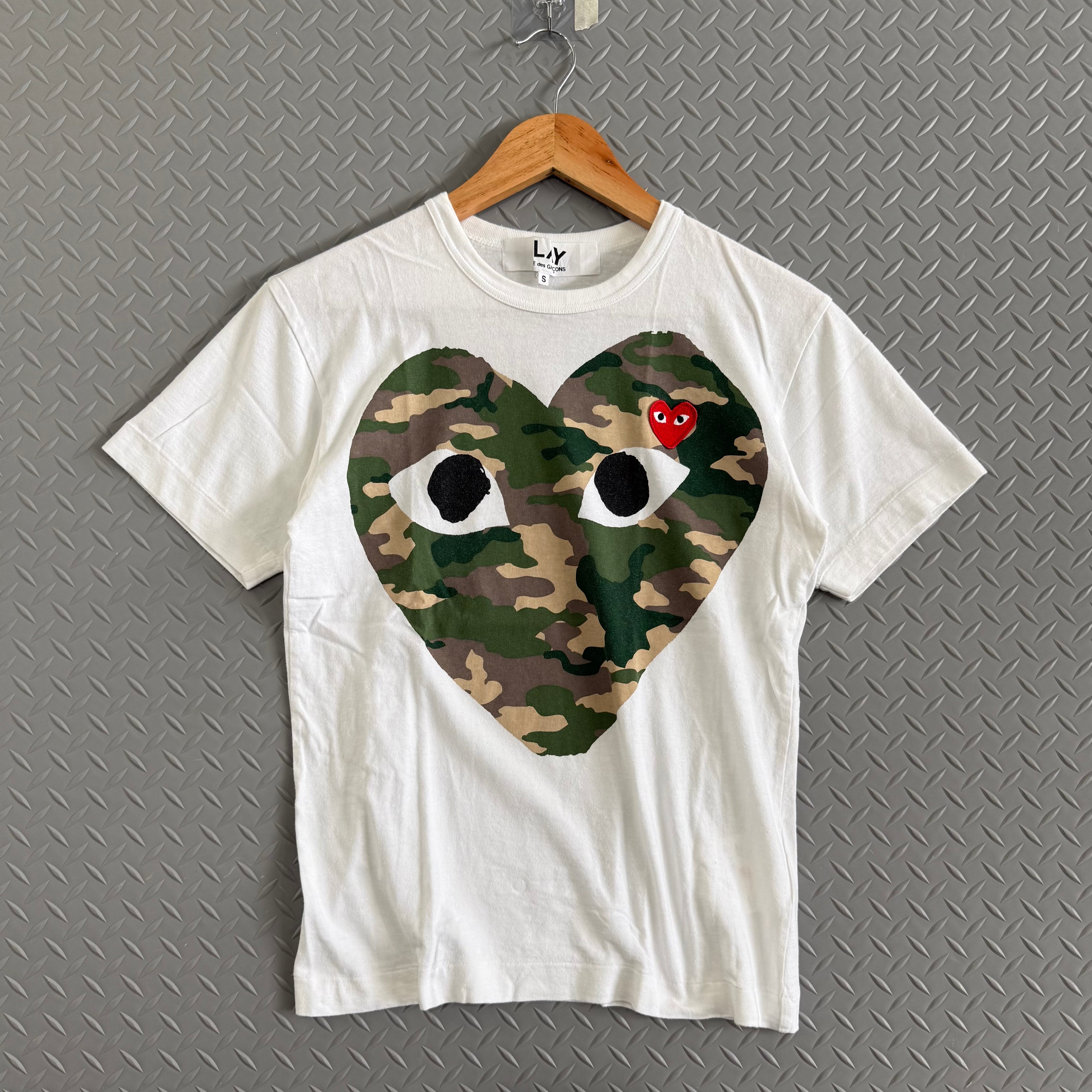 Play CDG Camo Heart Tee AZ-T242 - Size S