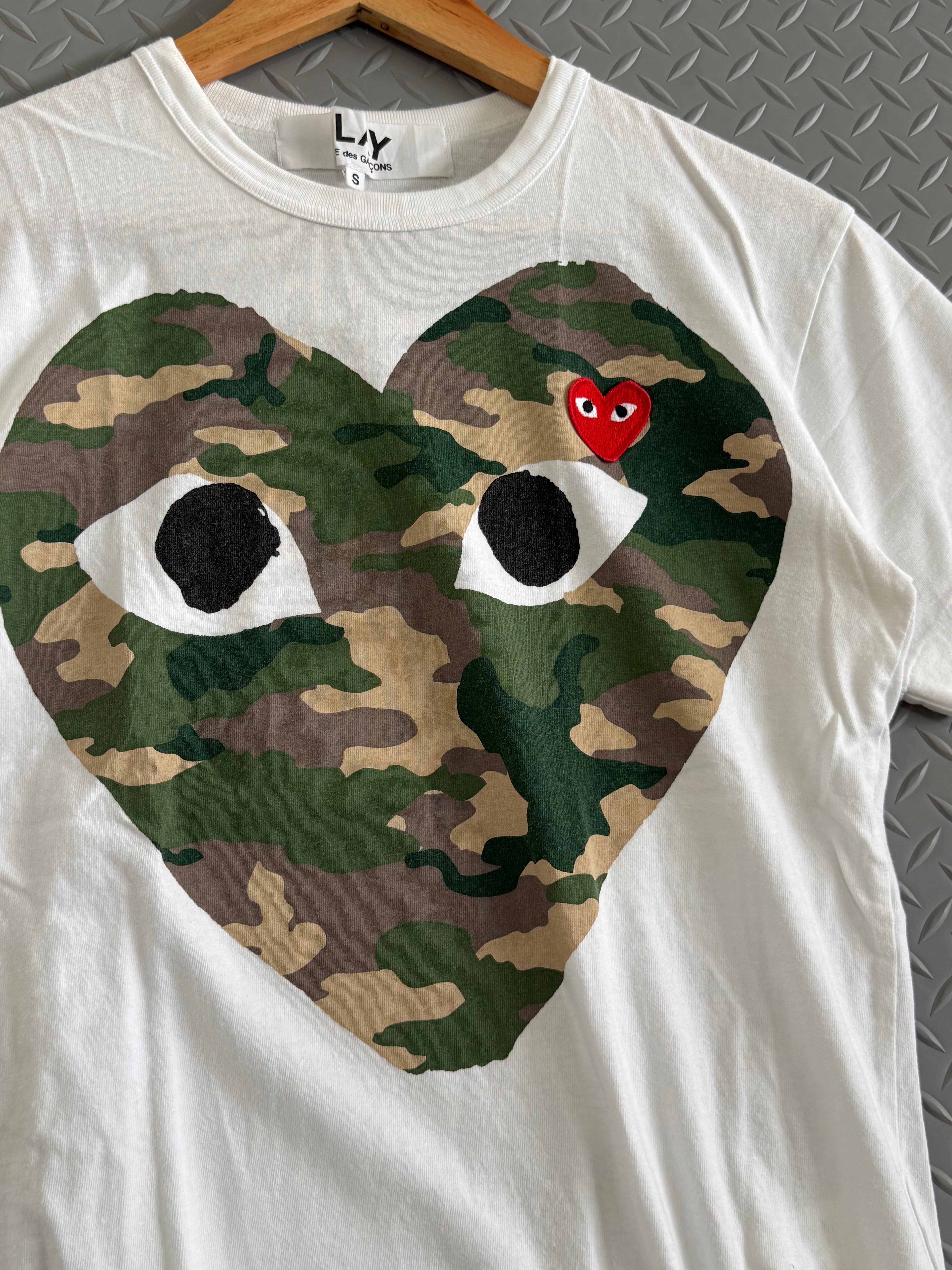 Play CDG Camo Heart Tee AZ-T242 - Size S